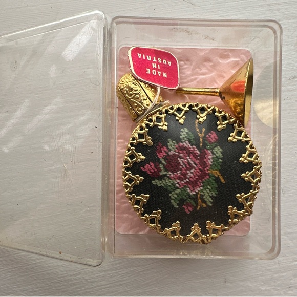 Vintage Viennese petite point perfume bottle, funnel, case. Pompadour Austria. - Picture 6 of 8